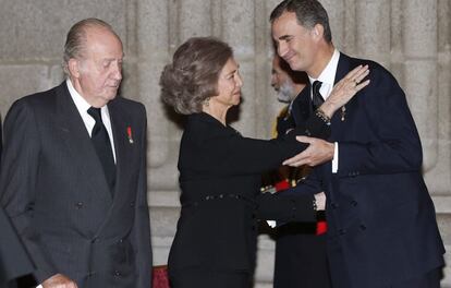 El rey Felipe VI saluda a su madre, la reina doña Sofía, en presencia de su padre, el rey Juan Carlos.