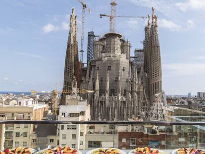 La Sagrada Família des de la terrassa d'un hotel proper.