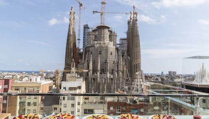 La Sagrada Família des de la terrassa d'un hotel proper.