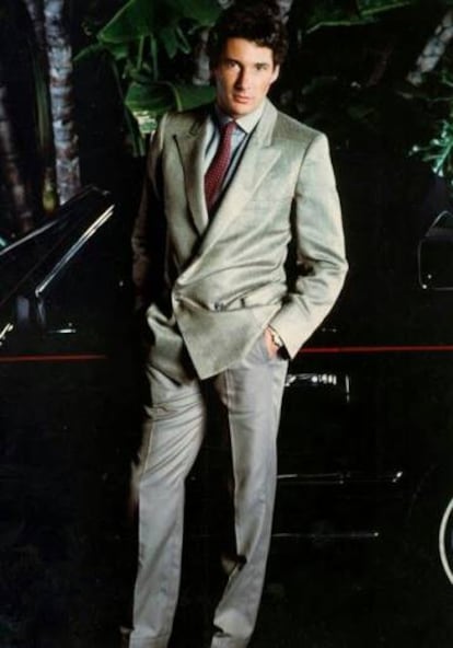 Los pantalones de pinzas son hoy una rareza ante el imperio de los chinos entallados, que son el uniforme extraoficial del pijo 'millennial'. En la imagen, Richard Gere lleva unos de pinzas en 'American Gigolo' (1980).