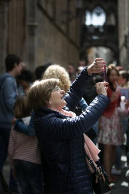 Una turista hace una fotografía con su móvil en Barcelona.