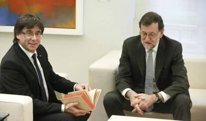 Mariano Rajoy y Carles Puigdemont en su primer encuentro en La Moncloa en abril de 2016.