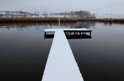 La nieve cubre un muelle del lago en Etyek (Hungría), el 14 de enero de 2018.