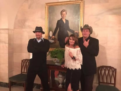 Sarah Palin, Kid Rock y Ted Nugent frente al retrato de Hillary Clinton en la Casa Blanca.