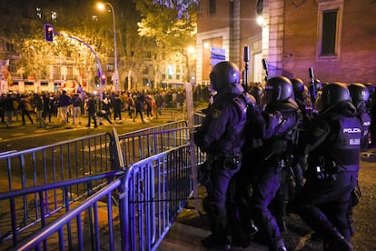 Efectivos de la Policía Nacional ante una manifestación en la calle de Ferraz, en Madrid, en 2023.