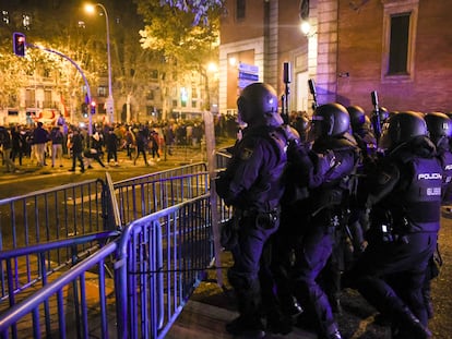 La Policía trata de disolver la manifestación del día 15 junto a la sede del PSOE en la madrileña calle de Ferraz.