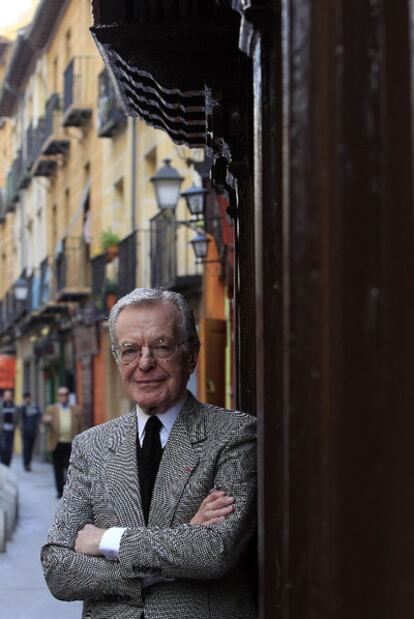 Zabludovsky, de 82 años, hace un noticiero diario de radio.