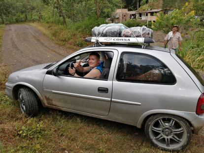 Diego David Estrada Sánchez en su auto.