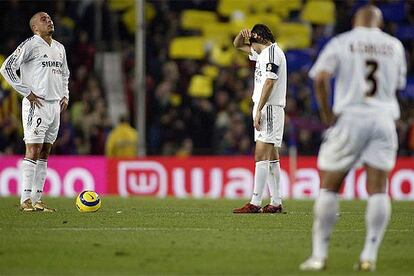 Ronaldo, Ral y Roberto Carlos muestran su desolacin tras el segundo gol encajado. Ni una de las estrellas madridistas ha brillado lo ms mnimo. Ral fue sustituido por su bajo rendimiento y Roberto Carlos no estuvo muy acertado en el primer gol azulgrana.