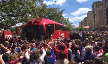 Os jogadores da Granada chegam para o jogo acolhidos pela torcida.