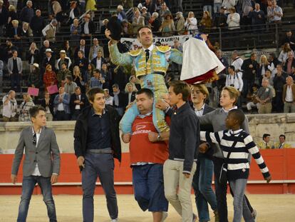 Enrique Ponce, a hombros en la plaza de Nimes en 2017.