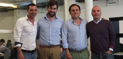 Alfonso Merry del Val y Rafael Garrido, fundadores de eShop Ventures, en el centro de la foto, junto a Miguel Vicente (izquierda) y Gerard Oliv&eacute;, cofundadores de Antai Venture Builder y de Wallapop. 