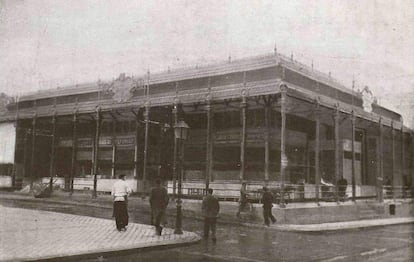 1944 (aproximadamente). Vista exterior del mercado de San Miguel, de iniciativa privada, el único que se conserva de los de arquitectura de hierro fundido en Madrid.