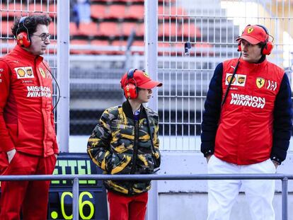 John Elkann (derecha) y su hijo Leone Mos Elkann en el circuito de Fórmula 1 de Barcelona, en marzo pasado.