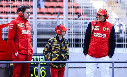 John Elkann (derecha) y su hijo Leone Mos Elkann en el circuito de Fórmula 1 de Barcelona, en marzo pasado.