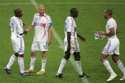 Govou, Zidane, Thuram y Henry (de izquierda a derecha) se felicitan tras el partido de semifinales contra Portugal.