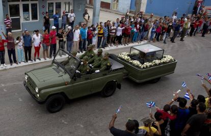 Las cenizas de Fidel Castro transportadas en un 'jeep' militar.