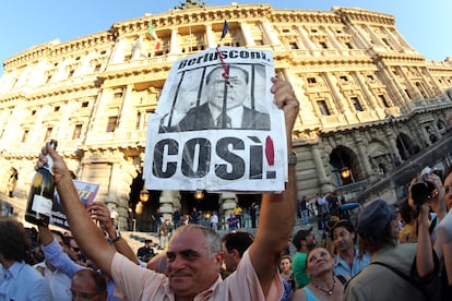 Protesta frente al palacio de Justicia de Roma durante la sesión final para juzgar a Silvio Berlusconi, el 1 de agosto de 2013.