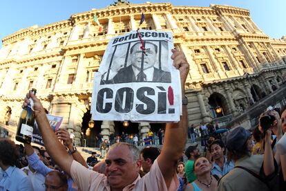 Protesta frente al palacio de Justicia de Roma durante la sesión final para juzgar a Silvio Berlusconi, el 1 de agosto de 2013.