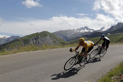 Wiggins y Froome, durante un descenso en la etapa de hoy.