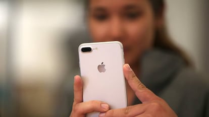 Una mujer sostiene un iPhone7.