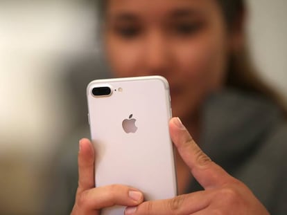 Un consumidor con el iPhone 7 en la tienda de Apple de Los Angeles, California.