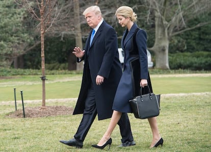 Donald Trump y su hija, Ivanka Trump, caminando por los jardines de la Casa Blanca para subir al Marine One, el 8 de febrero.