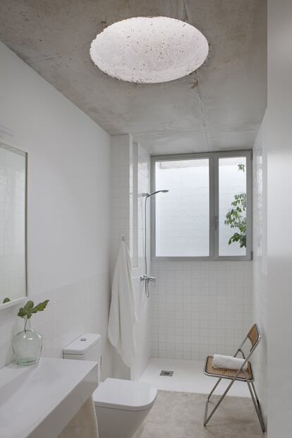 La cerámica artesana blanca cubre las paredes de los baños, y la piedra caliza de campaspero, el pavimento. Los óculos agujerean la cubierta y se convierten en tragaluces por los que entra más luz natural.