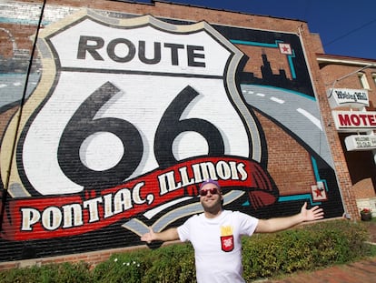 Adrián Rodríguez delante de un cartel de la Ruta 66 en Pontiac, una de las ciudades de Illinois por donde transcurre este mítico viaje por carretera.