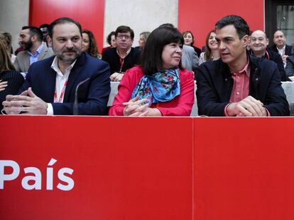 Pedro S&aacute;nchez, rodeado de los miembros de su ejecutiva durante el Comit&eacute; Federal de PSOE celebrado en Aranjuez (Madrid)