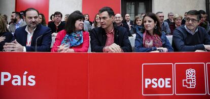 Pedro S&aacute;nchez, rodeado de los miembros de su ejecutiva durante el Comit&eacute; Federal de PSOE celebrado en Aranjuez (Madrid)