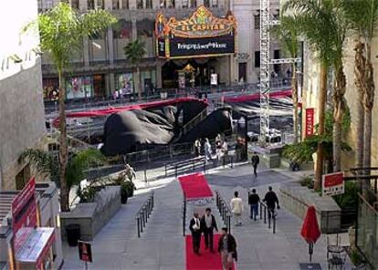 La alfombra roja es colocada el martes en el exterior del Kodak Theatre de Los Ángeles.