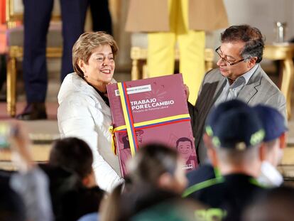 La ministra del Trabajo, Gloria Inés Ramírez, y el presidente Gustavo Petro en un acto simbólico para radicar la reforma laboral, en Bogotá.