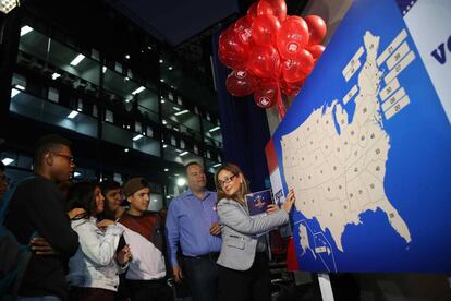 Una empleada de la embajada muestra el mapa electoral de los Estados Unidos durante la noche de elecciones estadounidenses,en la sede de la Embajada en Lima (Perú).