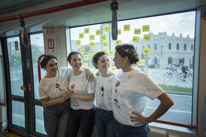 Las actrices Verónica Morales, Celia Vioque, Beatriz Arjona y Tatiana Sánchez Garland, en el tranvía de Sevilla.