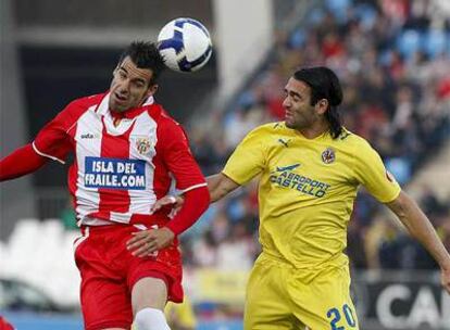 Negredo remata un balón ante la presencia del defensor Fabricio Fuentes.