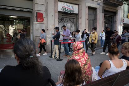 Cola ante la Oficina de Prestaciones Sociales del ayuntamiento de Barcelona, el pasado martes.