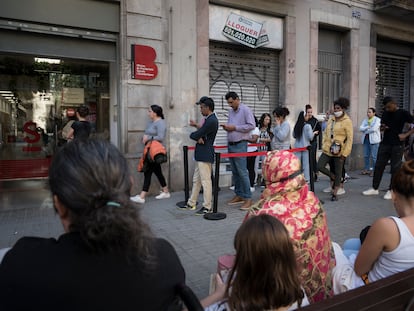 Cola ante la Oficina de Prestaciones Sociales del ayuntamiento de Barcelona, el pasado martes.