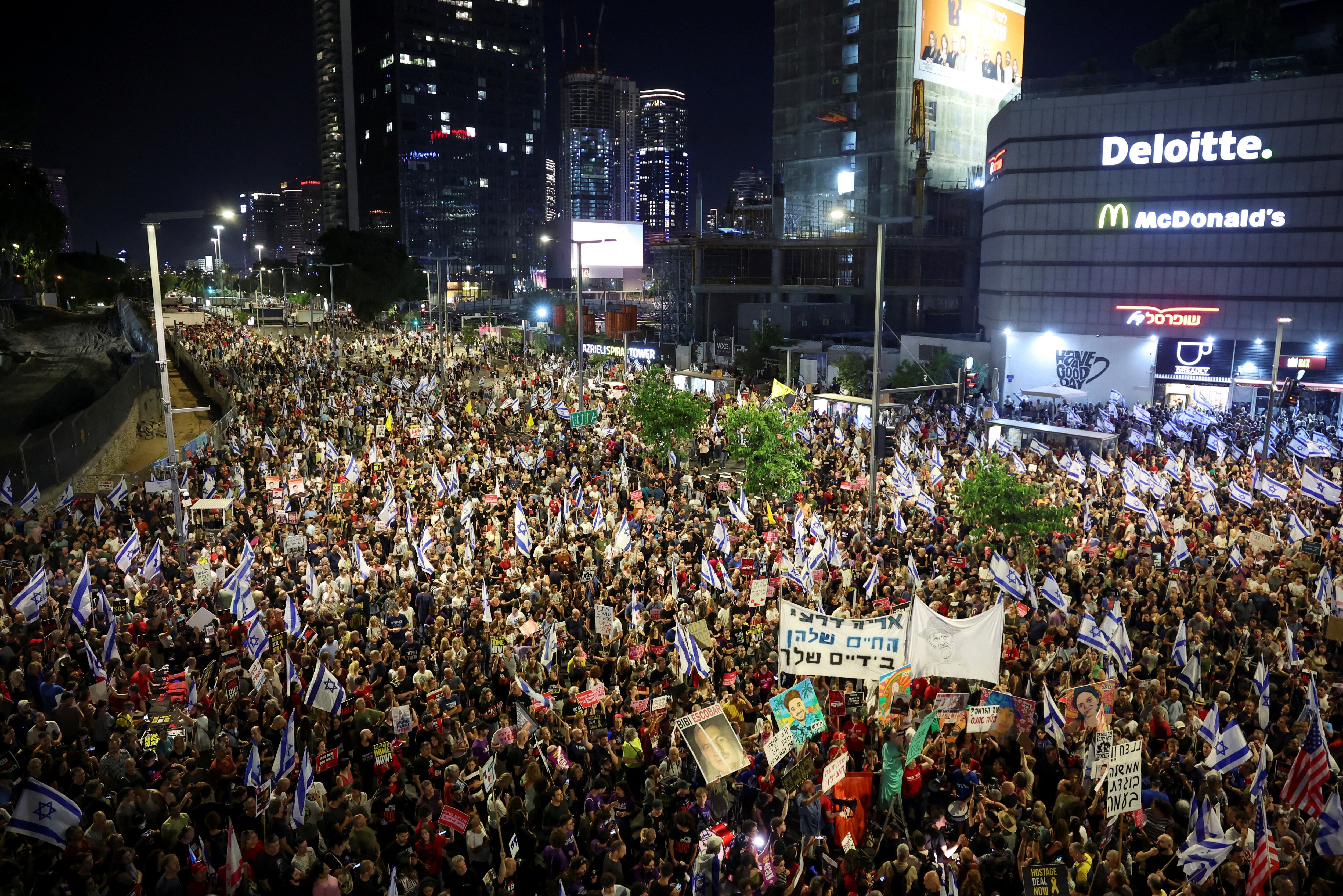 Manifestación en Tel Aviv para presionar a Netanyahu a aceptar el acuerdo expuesto por Biden, este sábado.