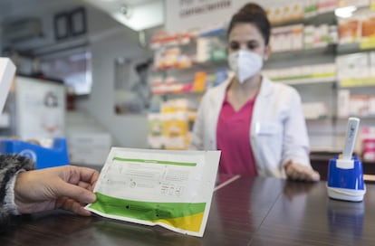 Una mujer con un test de antígenos en la farmacia Las Gemelas, el pasado 10 de enero, en Madrid.