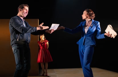 Manuel Moya y Rebeca Matellán —con Irene Serrano al fondo— en una escena de 'Los dos hidalgos de Verona', en el Teatro de la Comedia de Madrid.