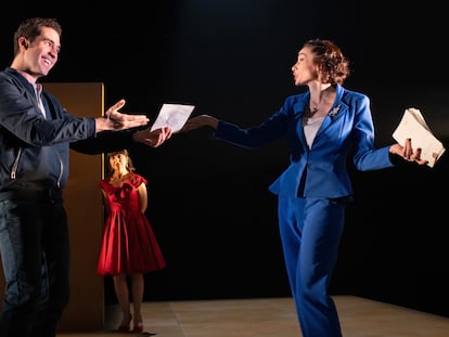 Manuel Moya y Rebeca Matellán —con Irene Serrano al fondo— en una escena de 'Los dos hidalgos de Verona', en el Teatro de la Comedia de Madrid.