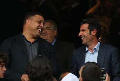 Ronaldo y Luis Figo bromean en el palco antes del comienzo del partido.