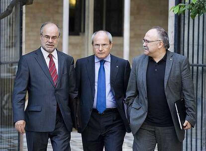 Antoni Castells, José Montilla y Josep Lluís Carod Rovira se dirigen a la reunión del Gobierno catalán.