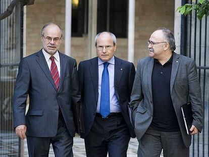 Antoni Castells, José Montilla y Josep Lluís Carod Rovira se dirigen a la reunión del Gobierno catalán.