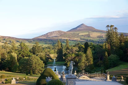 El monte Sugarloaf visto desde los jardines de Powerscourt House.