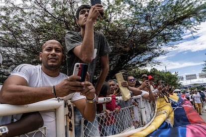 Ciudadanos venezolanos observan el acto simbólico que aperturaba la frontera entre Colombia y Venezuela. Luego de que ambos países reactivaran relaciones el presidente electo Gustavo Petro ordenaba la reapertura oficial del puente Simón Bolívar. 