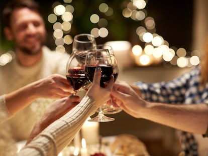 Un brindis con vino durante una cena de Navidad.