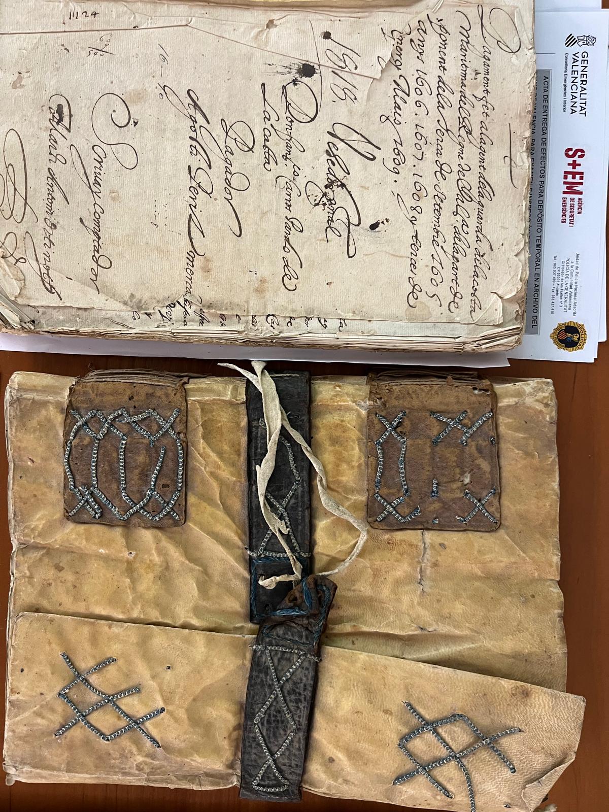 Algunos de los manuscritos recuperados y depositados ahora en el Archivo del Reino.