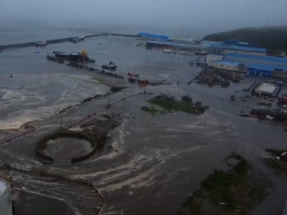 Imágen de un dron capturando las olas del tsunami inundando la ciudad costera rusa de Severo-Kurilsk